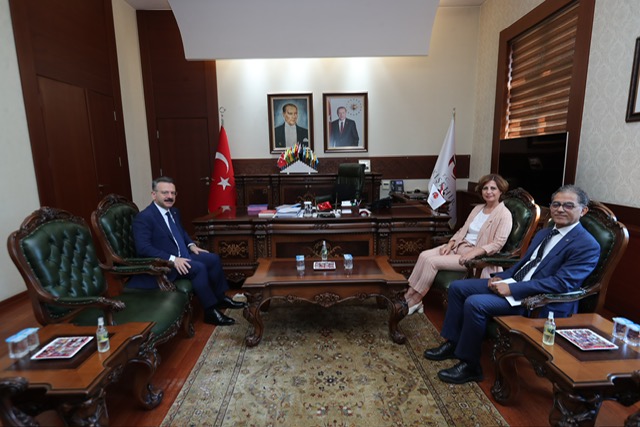 Eskişehir Büyükşehir Belediye Başkanı Ayşe Ünlüce ve Eski Genel Müdürü Oğuzhan Özen Valimiz Sayın Hüseyin Aksoy'u ziyaret etti.