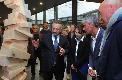 Valimiz Sayın Hüseyin Aksoy ve eşi Hülya Aksoy Hanımefendi, "Eskişehir Uluslararası Sanat Çalıştayı Sergisi"nin açılış programına katıldı.