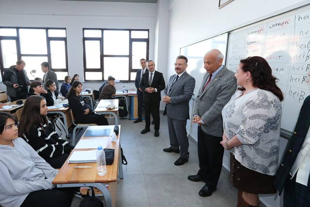 TEV Tuna-Orhan Nail İzgi Anadolu Lisesi'nin açılış töreninin ardından Valimiz Sayın Hüseyin Aksoy, öğrencileri sınıflarında ziyaret etti.