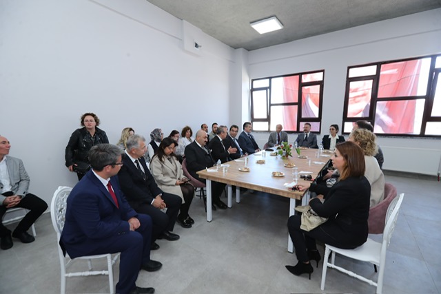 Valimiz Sayın Hüseyin Aksoy, TEV Tuna-Orhan Nail İzgi Anadolu Lisesi açılış töreni sonrasında öğretmenler odasında öğretmenlerle bir araya geldi.