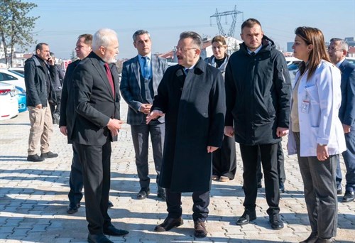 Valimiz Sayın Hüseyin Aksoy, Yunusemre Devlet Hastanesi otopark alanı ve yürüme yollarının bulunduğu yeri ziyaret etti.