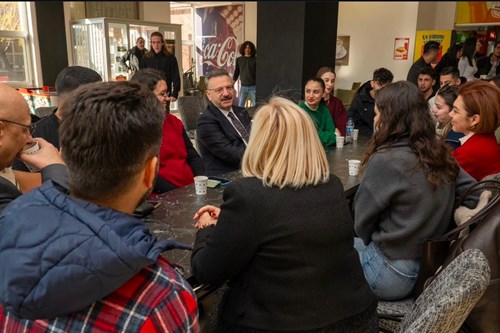 Radyo A'da Misafir Odası adlı programa katılan Valimiz Sayın Hüseyin Aksoy, İletişim Fakültesi öğrencileri ile öğrenci kantininde bir araya geldi.