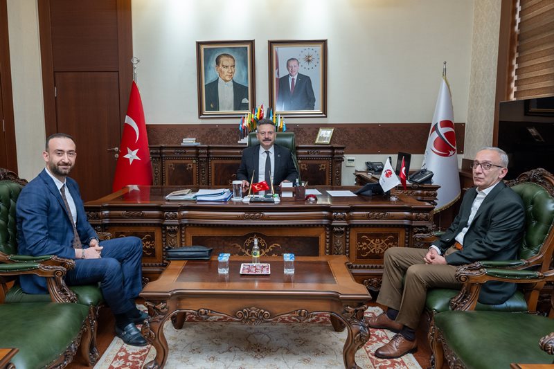 Emekli Emniyet Müdürü Vedat Yavuz ve oğlu Avukat Recep Burak Yavuz, Valimiz Sayın Hüseyin Aksoy'u ziyaret etti.