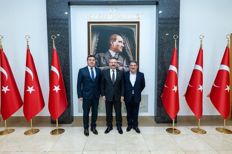 Kocaeli'den İş İnsanı Recep Ekşi, Eskişehir Cumhuriyet Başsavcısı Üzeyir Karakülah ile birlikte Valimiz Sayın Hüseyin Aksoy'u ziyaret etti.