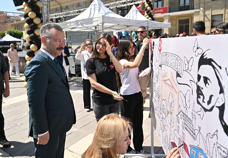 Valimiz Sayın Hüseyin Aksoy, “Türkiye Yüzyılında Geleceğin Yıldızları” Yıl Sonu Şenliği’nde öğrencilerin sanatsal ve sportif çalışmalarını inceledi.