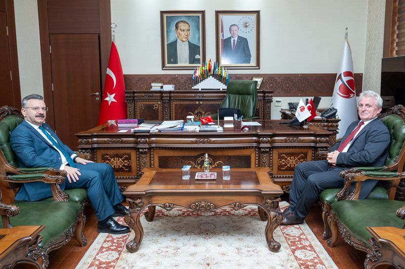 Mülkiye Başmüfettişi Ayhan Tavlı, Valimiz Sayın Hüseyin Aksoy'u makamında ziyaret etti.