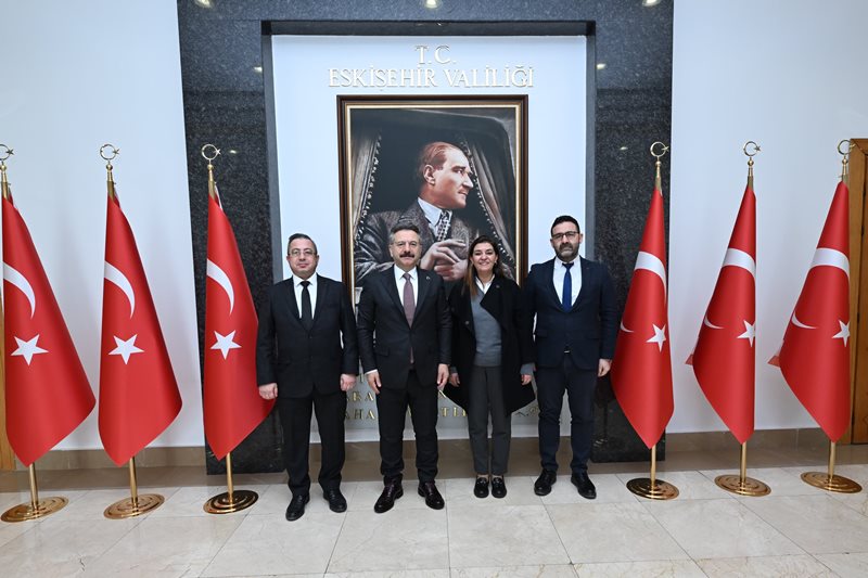 Yunus Emre Devlet Hastanesi Başhekimi Uzm. Dr. Gamze Akın Mumcu, Valimiz Sayın Hüseyin Aksoy'u ziyaret etti.