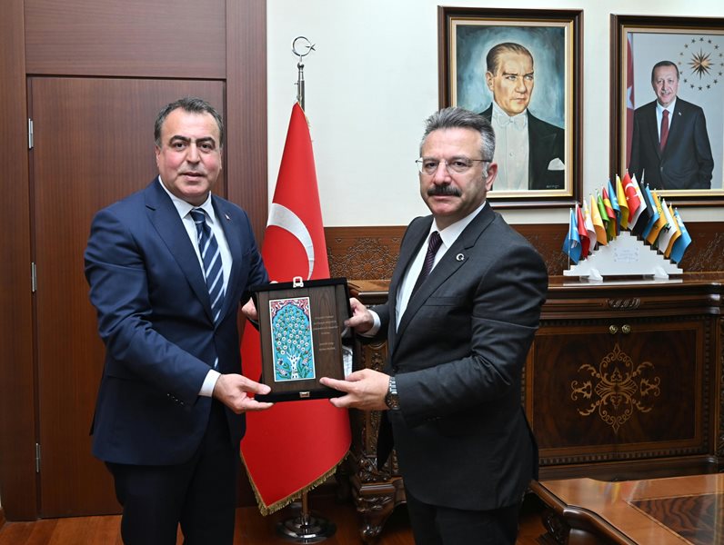 Sezerler Grup İnşaat Şirketi Yönetim Kurulu Başkanı Ayhan Sezer, Valimiz Sayın Hüseyin Aksoy'u ziyaret etti.