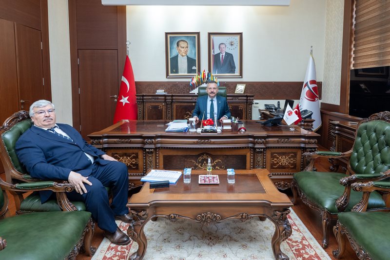 Valimiz Sayın Hüseyin Aksoy, Çifteler Kaymakamı Mehmet Usta'yı makamında kabul etti.