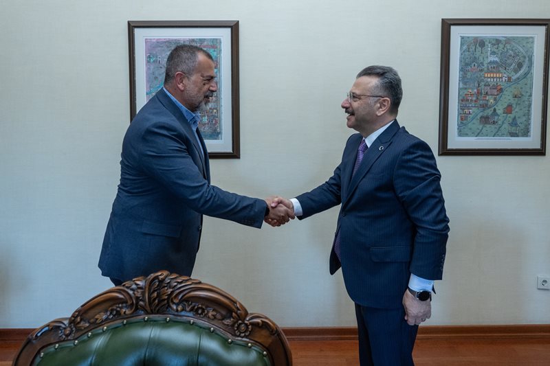 Valimiz Sayın Hüseyin Aksoy Eğitim-Bir-Sen Eskişehir 2 No’lu Şube Başkanlığı görevine seçilen Ertuğrul Baki ve Yönetim Kurulu Üyelerini kabul etti.