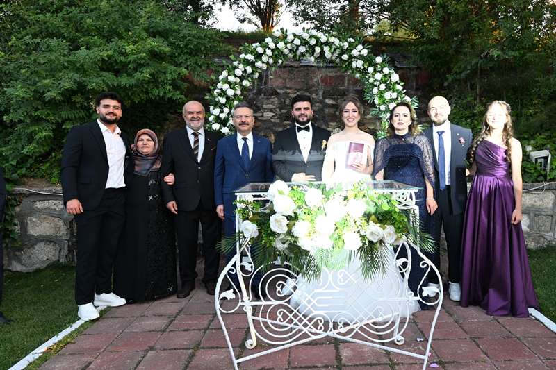Valimiz Hüseyin Aksoy, şehit Hüseyin Uluçeşme'nin kızı Afranur ve Abdüssamet çiftinin düğününe katıldı ve genç çifte mutluluklar diledi.