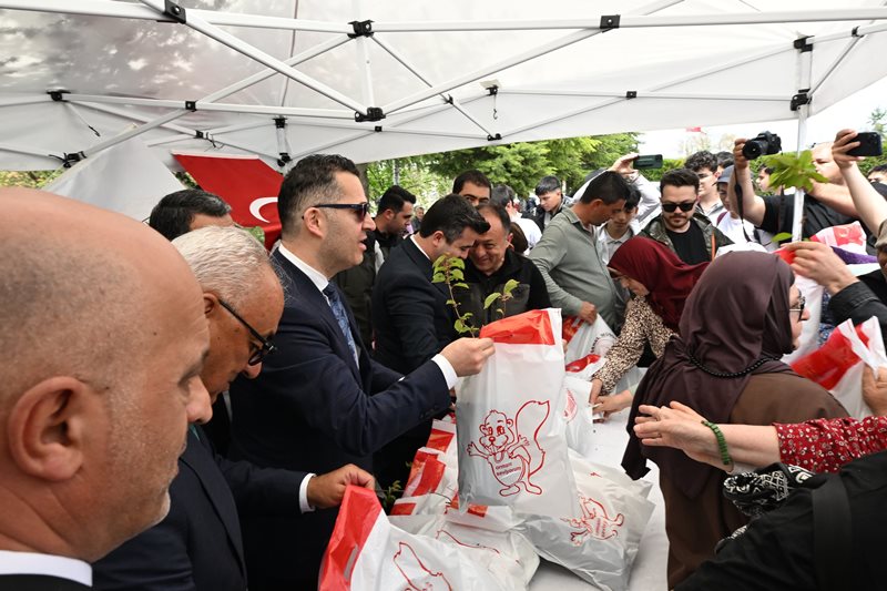 Yunus Emre Kültür ve Sanat Haftası Etkinlikleri kapsamında düzenlenen anma programı sonrası vatandaşlarımıza fidan ve  Yunus Aşı ikramında bulunuldu.