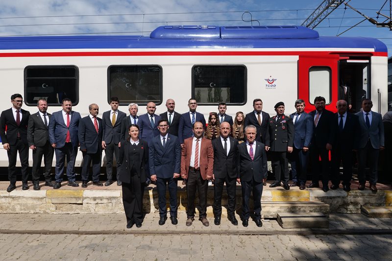 Vali Yardımcısı Oğuz Şenlik, Yunus Emre'yi Anma Programı İçin Eskişehir’den Mihalıççık’a Trenle Yolculuk Yaptı