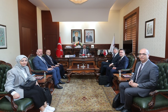 İçişleri Bakanlığı Strateji Geliştirme Başkanı, Yardımcısı, Vali Yardımcımız ve beraberindekiler Valimiz Sayın Hüseyin Aksoy'u makamında ziyaret etti.