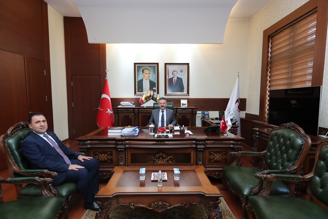 Bilecik Aile ve Sosyal Hizmetler Müdürü İlkay Türkoğlu Valimiz Sayın Hüseyin Aksoy'u makamında ziyaret etti.
