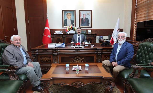 Emekli Bürokrat Alaattin Toker ve Kocaeli İş İnsanlarından Mehmet Yazıcı Valimiz Sayın Hüseyin Aksoy'u makamında ziyaret etti