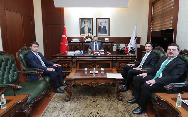 İçişleri Bakanlığı Mahalli İdareler Kontrolörü Fatih Karaca ve beraberindekiler Valimiz Sayın Hüseyin Aksoy'u makamında ziyaret etti.