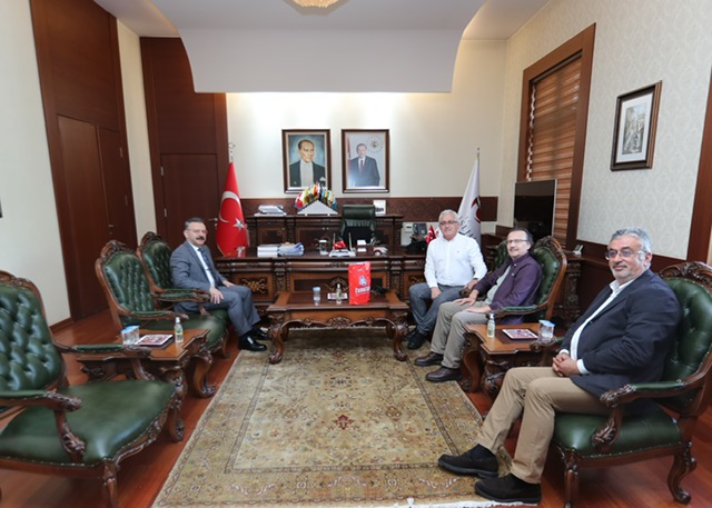 Dr. Tahir Karslıoğlu, Dr. Recep Yüksel ve Dr. Gürsel Gökmen Valimiz Sayın Hüseyin Aksoy'u makamında ziyaret etti.