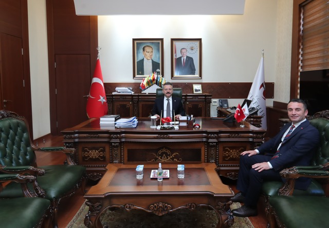 Valimiz Sayın Hüseyin Aksoy, Sivrihisar Belediye Başkanlığı görevine seçilen Habil Dökmeci'yi makamında kabul etti.