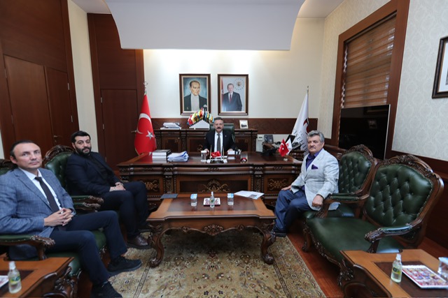 Esnaf ve Sanatkârlar Odası Başkanı Ekrem Birsen ve beraberindekiler Valimiz Sayın Hüseyin Aksoy'u makamında ziyaret etti.